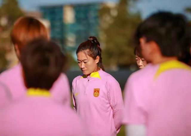 女人扒开腿让男人捅爽
