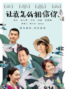 71岁的成龙身着象牙白色运动套装亮相，面对媒体镜头不停变换“功夫”姿态拍照，活力满满！
